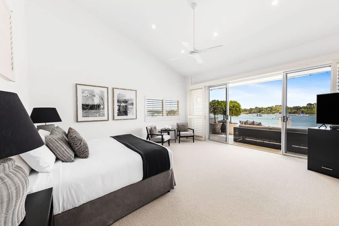 4 bedrooms, bed sheets