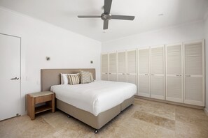 A bedroom with a bed, nightstand, wardrobe, and ceiling fan. - The River Rest - Noosa Jetty Stay (Noosa Heads)