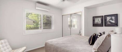 5 bedrooms, iron/ironing board, WiFi (free), bed sheets