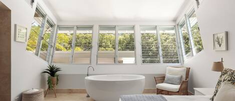 5 bedrooms, iron/ironing board, free WiFi, bed sheets