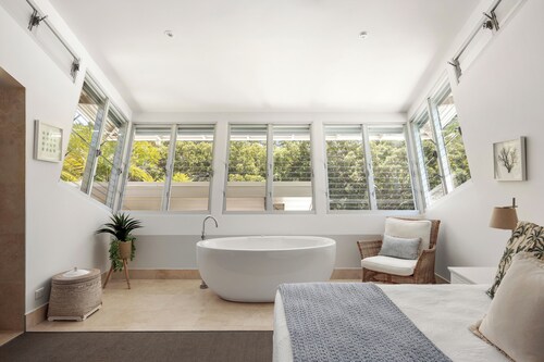 Sunshine Beach Retreat: Pool, Backyard