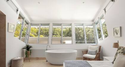 Sunshine Beach Retreat: Pool, Backyard
