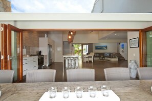 Outdoor dining - Sunshine Beach Retreat: Pool, Backyard (Sunshine Beach)