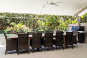 Outdoor dining - Sunshine Beach Retreat - Pool, Backyard (Sunshine Beach)