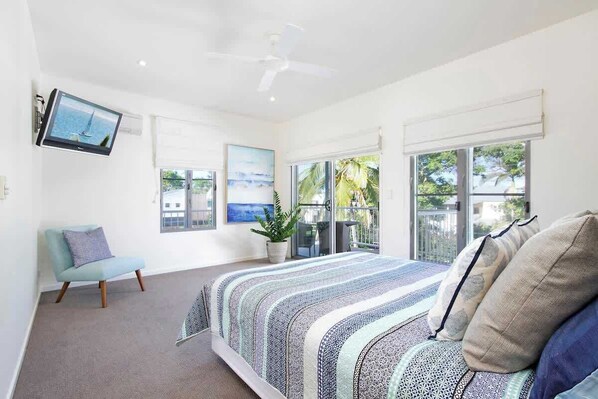4 bedrooms, iron/ironing board, free WiFi, bed sheets
