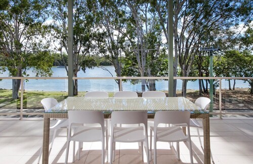 Tranquil & Modern Riverside Getaway