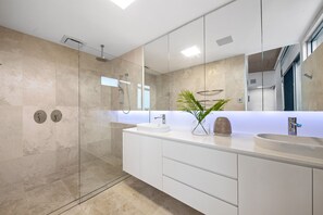 Combined shower/bathtub, hair dryer, towels, soap