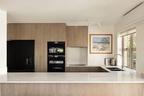 Fridge, microwave, oven, stovetop - Calm Little Cove Stay (Little Cove)