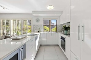 Coffee/tea maker, fridge, microwave, oven