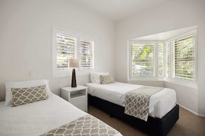 3 bedrooms, iron/ironing board, WiFi (free), bed sheets