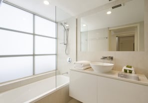 Combinazione doccia/vasca, asciugacapelli, asciugamani, sapone
