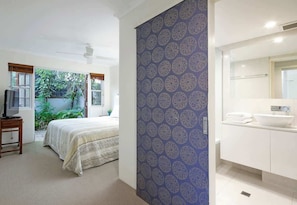 2 bedrooms, iron/ironing board, WiFi (free), bed sheets - Courtyard Charm - Ocean Views, Little Cove (Little Cove)