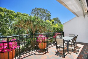 Outdoor dining - Balcony Tranquility (Little Cove)