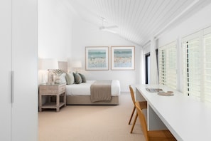 3 bedrooms, iron/ironing board, free WiFi, bed sheets - Bayona 8: Elegant Family Retreat (Little Cove)