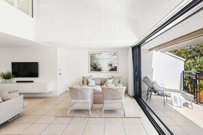 TV - Bayona 8: Elegant Family Retreat (Little Cove)