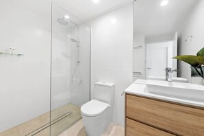 Shower, hair dryer, shampoo - Bayona 8: Elegant Family Retreat (Little Cove)