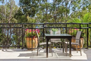Outdoor dining - Bayona 8: Elegant Family Retreat (Little Cove)