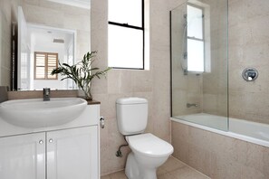 Combined shower/tub, hair dryer, towels, soap - Penthouse with Incredible Views & Pool (Noosa Heads)
