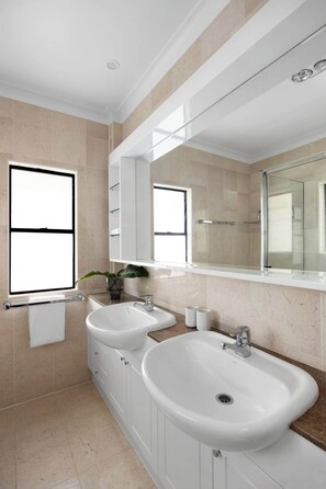 Combined shower/bathtub, hair dryer, shampoo - Penthouse with Incredible Views & Pool (Noosa Heads)