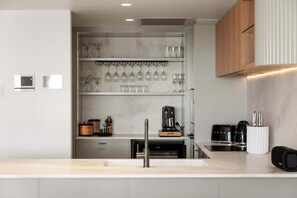 Coffee/tea maker, fridge, microwave, oven