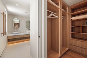 Een moderne badkamer met een wastafel, twee spiegels en een gootsteen.