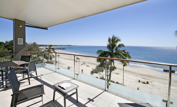 Outdoor dining - The Breakers 5: Beachfront Paradise (Noosa Heads)