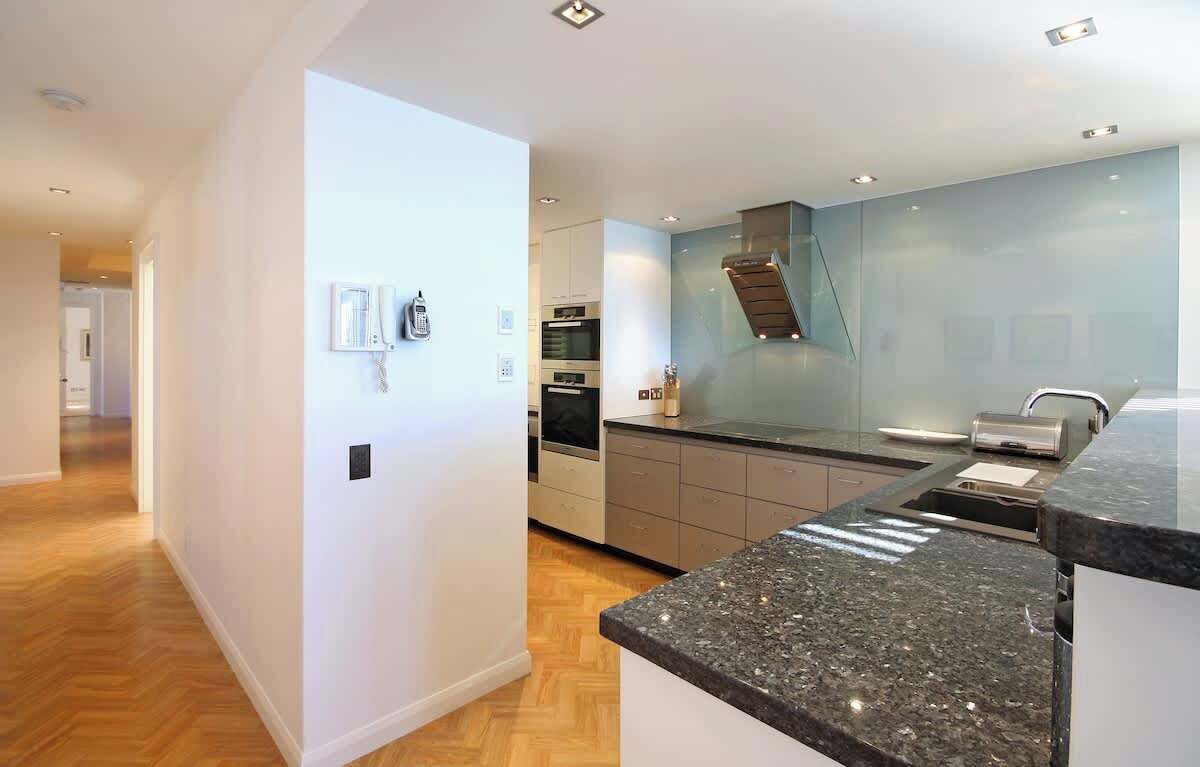 Wasserkocher mit Kaffee-/Teezubehör, Kühlschrank, Mikrowelle, Ofen