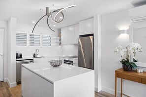 Fridge, microwave, oven, stovetop - Modern Waterfront (Noosa Heads)