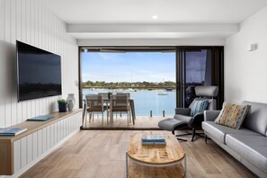 Smart TV - Modern Waterfront (Noosa Heads)