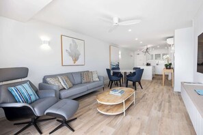 Smart TV - Commodore 5 - Modern Waterfront (Noosa Heads)