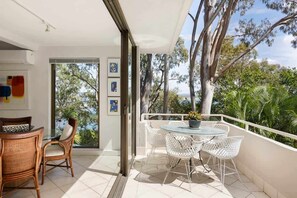 Outdoor dining - Cove point1 - Artful Coastal Escape Revamped (Noosa Heads)