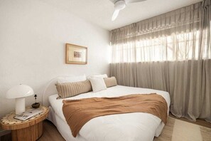 2 bedrooms, iron/ironing board, free WiFi, bed sheets - Cove Point 2 - Seabreeze Hideaway, reimagined (Noosa Heads)