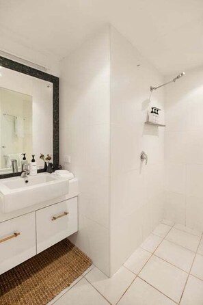 Ensemble douche/baignoire, sèche-cheveux, serviettes fournies, savon