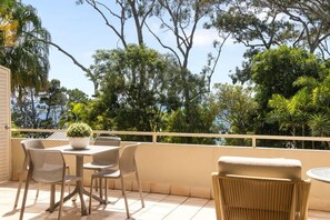 Outdoor dining - Cove Point 2 - Seabreeze Hideaway, reimagined (Noosa Heads)