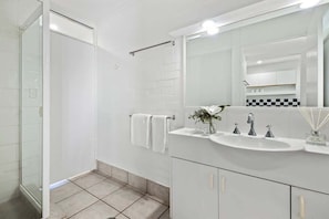 Ensemble douche/baignoire, sèche-cheveux, shampoing