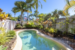 A swimming pool surrounded by tropical plants and a wooden fence. - Modern Noosa Retreat - Private Pool (Noosa Heads)