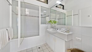Ensemble douche/baignoire, sèche-cheveux, shampoing