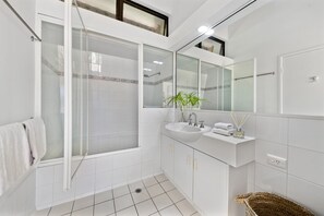 Ducha y bañera combinadas, secador de pelo, toallas y jabón
