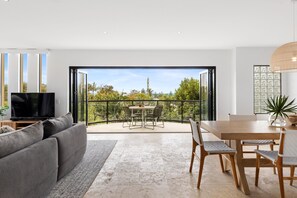 Smart TV - Beach Luxury: Ocean Views & Pool (Sunshine Beach)