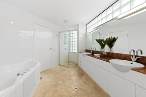 Unclassified image, 5 of 20, button - Beach Luxury - Ocean Views & Pool (Sunshine Beach)