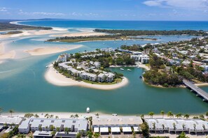 A coastal resort with beachfront villas, a marina, and a bridge connecting to the mainland. - Driftwood 2 - Riverfront with Jetty (Noosaville)