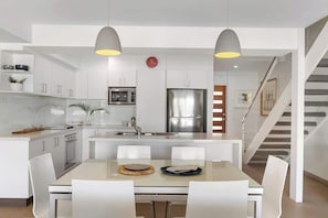 Refrigerador, microondas, horno y utensilios de cocina