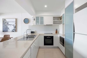 Refrigerador, microondas, horno y utensilios de cocina
