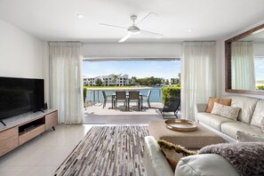 Smart TV, DVD player, stereo - Private Beach Stay (Noosaville)