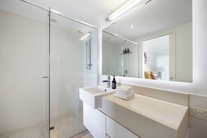 Dusche, Haartrockner, Handtücher, Seife