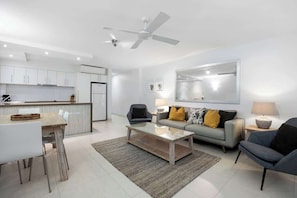 Smart TV, offices - Fairshore 12 - Beachfront Bliss (Noosa Heads)