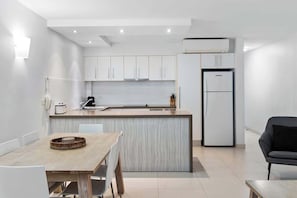 Dining - Fairshore 12 - Beachfront Bliss (Noosa Heads)