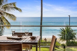 Outdoor dining - Beachfront Escape (Noosa Heads)