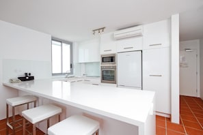 Fridge, oven, stovetop, cookware/dishes/utensils