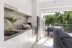 Fridge, microwave, stovetop, dishwasher